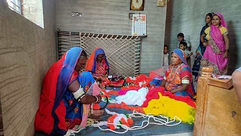 बैलपोळा साहित्य तयार करणाऱ्यांवर आली मोलमजुरी करण्याची वेळ