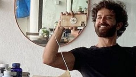 ऋतिक रोशनच्या सेल्फीमध्ये असं काय दिसलं की, लोकांनी खिल्ली उडवली...