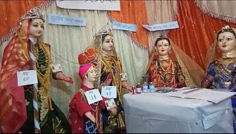 टाकळी गावात कोरोना लसीकरणाच्या देखाव्यात गौराईची स्थापना...