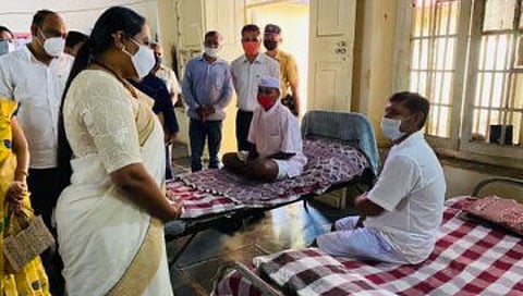 भिक्षेकऱ्याच्या पाठीवर महिला आणि बालविकास मंत्री यशोमती ठाकुर यांचा मायेचा हात