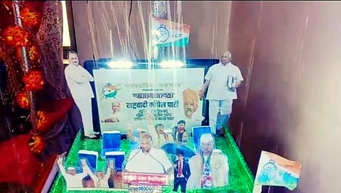 सोलापुरातील तरुणाने साकारला शरद पवारांच्या 'त्या' ऐतिहासिक सभेचा देखावा