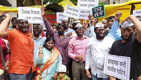 शिक्षक भर्तीवरुन नवप्राध्यापक संघटनेचा तोंडाला काळं फासत सरकाराचा निषेध