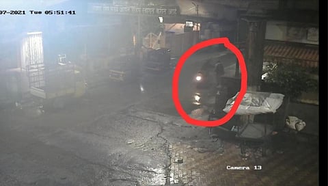 दुचाकीवरून आलेल्या चोरट्यांनी पादचाऱ्याचा  मोबाईल हिसकावला; घटना सीसीटीव्हीत कैद