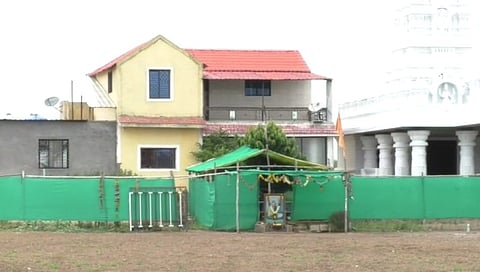 मनोहर मामाचा उंदर गावातील आश्रम बेकायदेशीर