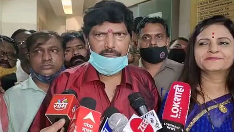 शरद पवारांनी काँग्रेसच्या पाठीत खंजीर खुपसला; गीतेंचा आरोप खोटा : आठवले