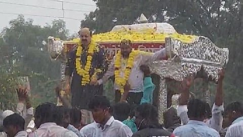 मुख्यमंत्र्यांना घरचा आहेर; शिवसेना आमदाराची कोरोना काळात जंगी मिरवणूक