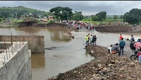 बीड जिल्ह्यात अद्याप जनजीवन विस्कळीत, पूल वाहून गेल्यानं अनेक गावांचा संपर्क तुटला