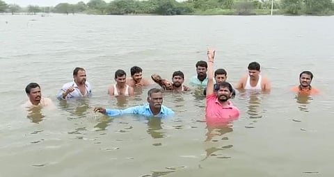 बीड मध्ये रेशन दुकानातील काळाबाजारा विरोधात गावकरी आक्रमक; तलावात केलं जलसमाधी आंदोलन!