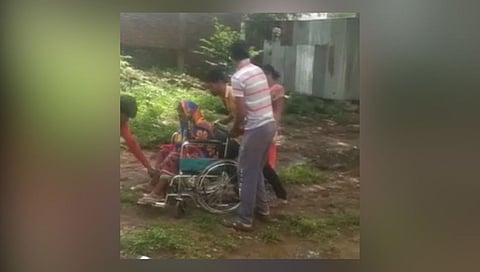 Nanded : खड्ड्यांमुळे महिलेची झाली रस्त्यातवरच प्रसुती!