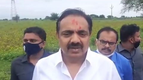 बीड दौऱ्यावर असताना जयंत पाटील यांनी केली पूरपरिस्थितीची पाहणी