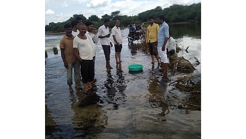 बोरी नदीत केमिकल मिश्रीत पाणी; आंघोळीला गेलेल्या नागरीकांच्या अंगाला लागले अन्