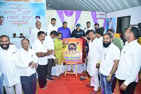 कुस्ती प्रिमिअर लिगच्या लोगोचे अनावरण करताना काका पवार व वैभवदादा लांडगे यांच्यासह मान्यवर.