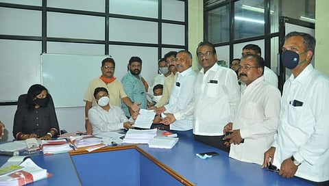 जिल्हा बँक संचालकांच्या निवडणुकीसाठी अर्जांचे अर्धशतक