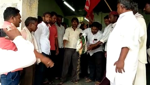 अमरावतीत तहसीलच्या दारात सोयाबीन ओतून शेतकऱ्यांनी केला संताप व्यक्त