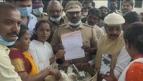 ...आणि पहिल्याच दिवशी पोलिसाचं स्वागत झालं दारू-कोंबड्यासह?