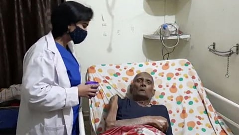 आर्थिक स्थिती खालावल्याने उच्चशिक्षित दांपत्याने वडिलांना पाठवले वृद्धाश्रमात!