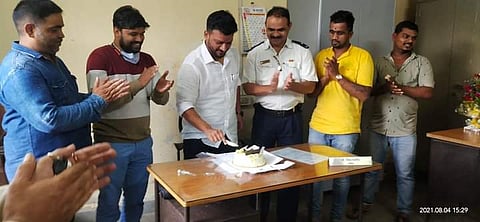 फेरीवाल्यांबरोबर केक कापणे लिपीकाला पडले महागात; पालिकेने केली थेट निलंबनाची कारवाई