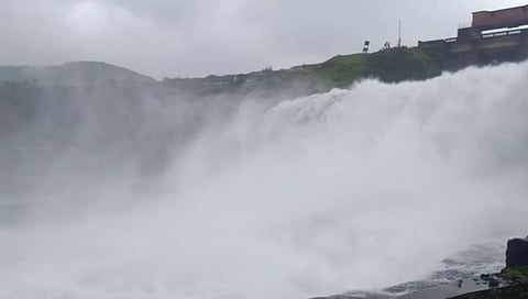 भंडारदरा धरण ओव्हर फ्लो; धरणाच्या पाणलोट क्षेत्रात पावसाची जोरदार बॅटिंग