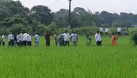भूमिहीन होणाऱ्या शेतकऱ्यांचे आक्रोश आंदोलन...