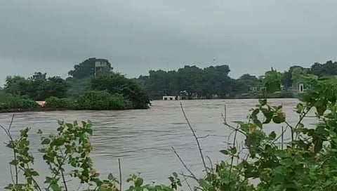 लासूर स्टेशन परिसरात दमदार पाऊस; पावसामुळे वाहतूक खोळंबली