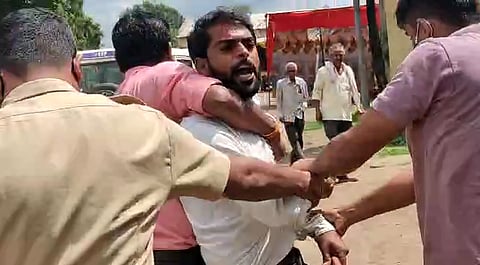 बँका पिक कर्ज देत नाही म्हणून शेकऱ्याने बॅंकेसमोरच फोडलं डोकं