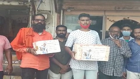 सर्पमित्राच्या परिवाराला वाचवण्यासाठी गावकरी फिरतायेत रस्त्यावर