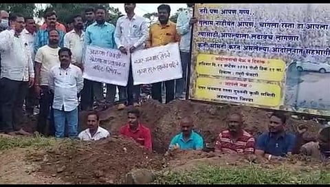 अहमदनगर-मनमाड महामार्गावर मोठ्या प्रमाणात खड्डे पडल्याने खड्यात बसून आंदोलन