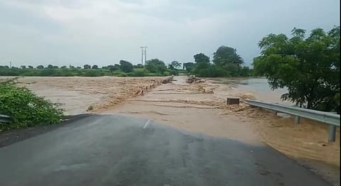 पूर्णा नदीला पूर आल्यामुळे 'या' दोन तालुक्यांचा संपर्क तुटला!