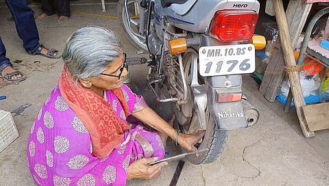 रत्नाआज्जीची दर्दभरी दास्तान; पोटासाठी पंक्चर काढत सावरला संसार