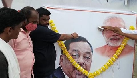 Solapur : नारायण राणे आणि मोदींच्या प्रतिमेला दुधानं अभिषेक... (पहा व्हिडिओ)