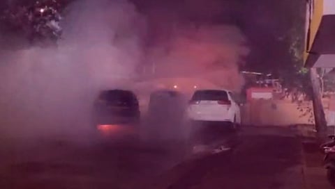 Breaking : कामावरून काढून टाकल्यामुळे जाळून टाकल्या मालकाच्या गाड्या!