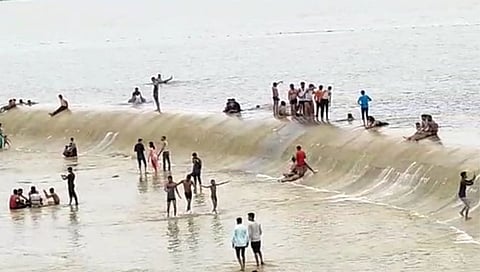 ओव्हरफ्लो झालेल्या उतावळी धरणावर पर्यटकांची गर्दी; सुरक्षेअभावी जीवितहानीची शक्यता