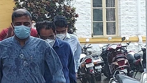 Alibag : लाचखोर जिल्हा उपनिबंधक आणि लिपिकाला दोन दिवसांची पोलीस कोठडी