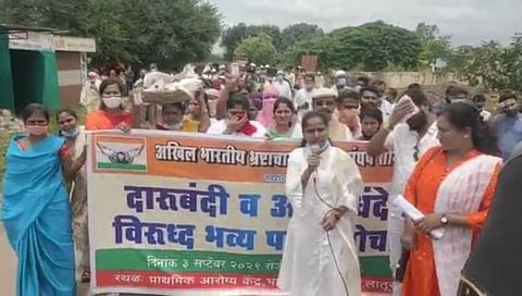 दारू आणि कोंबड्यासह महिला व अपंगांचा धडकला भादा ठाण्यावर मोर्चा