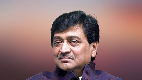 Breaking : अशोक चव्हाणांच्या घरावर दगडफेक