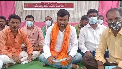 डिसीसी बँकेच्या सिरसदेवी शाखेच्या विरोधात शिवसेनेचे बेमुदत उपोषण