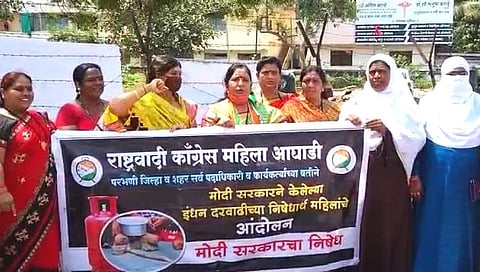 परभणीत राष्ट्रवादी महिला आघाडीने गॅस सिलिंडरची पूजा करत केला, गॅस दरवाढीचा निषेध!