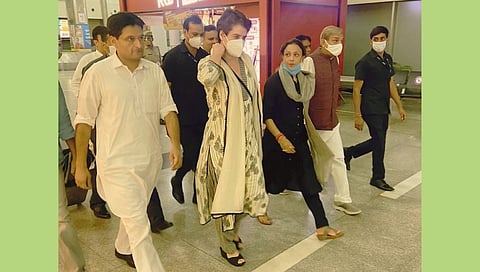 Priyanka Gandhi; पोलीसांचा प्रोटोकॉल तोडून लखीमपुर मध्ये रवाना