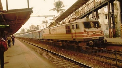 सुसाइड नोटमध्ये पंतप्रधानांचा उल्लेख: १६ वर्षीय युवकानं धावत्या ट्रेनसमोर मारली उडी