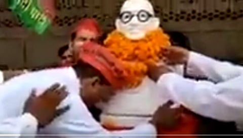 गांधीजींच्या पुतळ्याला धरुन 'बापू-बापू' म्हणत रडले 'सपा'चे नेते; पाहा Video