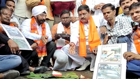 खड्ड्यांच्या विरोधात मनसेचं अनोखं आंदोलन, अधिकाऱ्यांना घातलं 'पितृ जेवण'