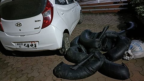 कारमधून जप्त केली तब्बल एवढे लीटर गावठी हातभट्टी दारू