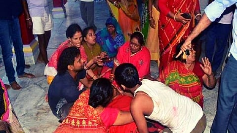 मंदिरातील पुजाऱ्यावर गोळीबार, स्थानिकांच्या मारहाणीत एक आरोपीचा मृत्यू