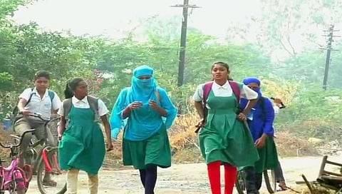 शाळा सुरू, बस बंद !