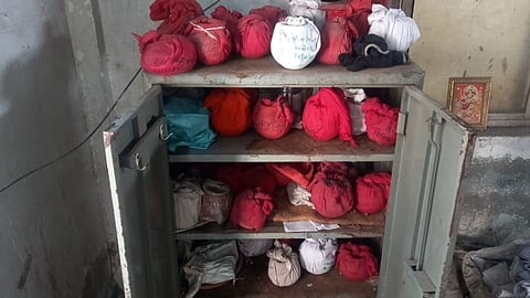 'या' अस्थी कोणाच्या? भाईंदरच्या स्मशानभूमीत शेकडो अस्थी धूळ खात