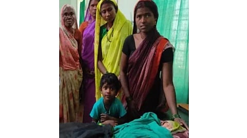 काटेरी झुडपात बाळाचा रडण्याचा आवाज आला; शेतमजुरांनी पाहिले तर समोर आला धक्कादायक प्रकार