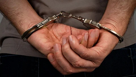 पत्नीवर चारित्र्याच्या संशयातून एस आर पी एफ जवानाने केला गोळीबार; एक जण जागीच ठार