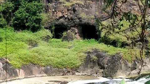 मातीच्या ढिगाऱ्याखाली लुप्त झालेली लेणी नगरपरिषदेमुळे सर्वांसमोर!