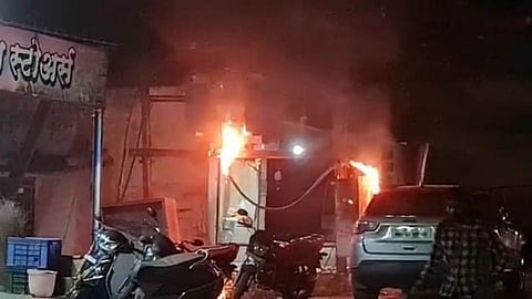 रांजणगाव औद्योगिक वसाहतीत भरवस्तीत महावितरणच्या रोहित्राचा स्फोट...