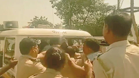 पोलीस पथकावर अतिक्रमण धारकांचा हल्ला; दोघांना घेतलं ताब्यात